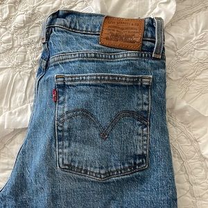 Levi womens wedgie size 28 in perfect condition. Worn once